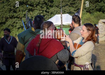 Ladispoli (RM), Italia - 28 giugno 2025: Il Drakkar Viking Fest è una storica rievocazione vichinga. Con combattenti epici, antichi rituali, musica tipica, Foto Stock