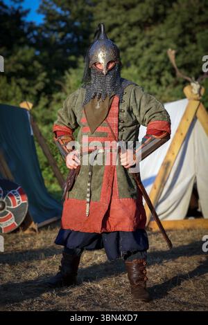 Ladispoli (RM), Italia - 28 giugno 2025: Il Drakkar Viking Fest è una storica rievocazione vichinga. Ritratto di un tipico guerriero vichingo in combattimento Foto Stock