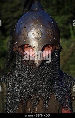 Ladispoli (RM), Italia - 28 giugno 2025: Il Drakkar Viking Fest è una storica rievocazione vichinga. Ritratto di un tipico guerriero vichingo in combattimento Foto Stock
