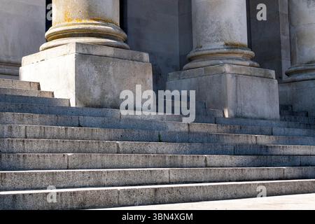 colonne e gradini classici in pietra Foto Stock