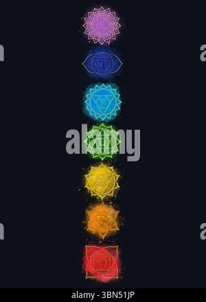 Modello di biglietto di auguri pronto per l'uso su sfondo nero con 7 simboli chakra con macchie colorate di acquerello e schizzi. Illustrazione disegnata a mano per Foto Stock