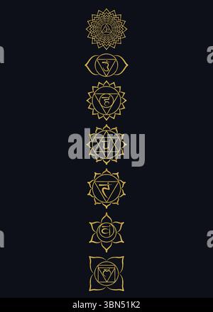 Modello di biglietto di auguri pronto all'uso su sfondo nero con 7 eleganti simboli chakra dorati. Illustrazione disegnata a mano per poster ayurveda, cover desig Foto Stock