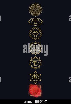 Modello di biglietto di auguri pronto per l'uso su sfondo nero con 7 simboli chakra dorati e chakra radice su macchie e schizzi di colore rosso acquerello. Disegnato a mano Foto Stock