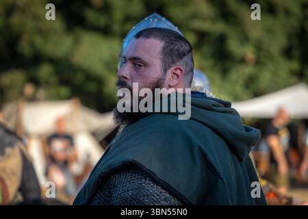 Drakkar Viking Fest, storica rievocazione vichinga. Ladispoli RM, Italia - 28 giugno 2025: Il Drakkar Viking Fest è una storica rievocazione vichinga. Tipico guerriero vichingo che indossa abiti d'epoca, nello stile della cultura norrena. Rievocazione storica Italia Copyright: XGennaroxLeonardix Foto Stock