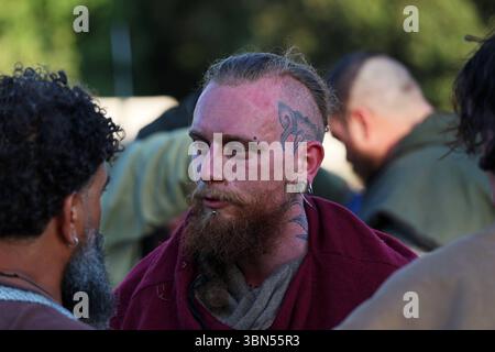 Drakkar Viking Fest, storica rievocazione vichinga. Ladispoli RM, Italia - 28 giugno 2025: Il Drakkar Viking Fest è una storica rievocazione vichinga. Tipico guerriero vichingo che indossa abiti d'epoca, nello stile della cultura norrena. Rievocazione storica Ladispoli RM Italia Copyright: XGennaroxLeonardix Foto Stock
