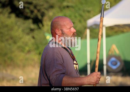 Drakkar Viking Fest, storica rievocazione vichinga. Ladispoli RM, Italia - 28 giugno 2025: Il Drakkar Viking Fest è una storica rievocazione vichinga. Tipico guerriero vichingo che indossa abiti d'epoca, nello stile della cultura norrena. Rievocazione storica Ladispoli RM Italia Copyright: XGennaroxLeonardix Foto Stock