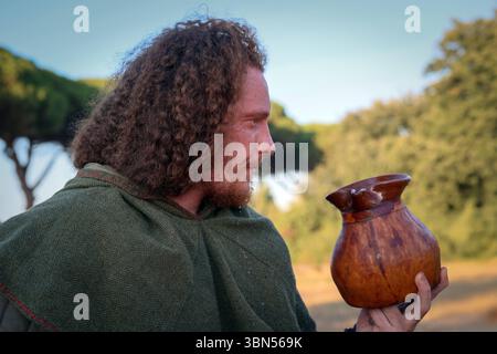 Drakkar Viking Fest, storica rievocazione vichinga. Ladispoli RM, Italia - 28 giugno 2025: Il Drakkar Viking Fest è una storica rievocazione vichinga. Tipico guerriero vichingo che indossa abiti d'epoca, nello stile della cultura norrena. Rievocazione storica Ladispoli RM Italia Copyright: XGennaroxLeonardix Foto Stock