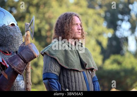 Drakkar Viking Fest, storica rievocazione vichinga. Ladispoli RM, Italia - 28 giugno 2025: Il Drakkar Viking Fest è una storica rievocazione vichinga. Tipico guerriero vichingo che indossa abiti d'epoca, nello stile della cultura norrena. Rievocazione storica Ladispoli RM Italia Copyright: XGennaroxLeonardix Foto Stock