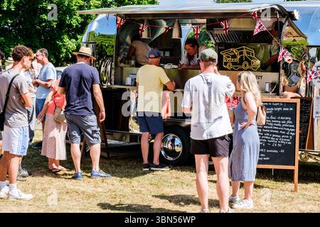 Londra Regno Unito, giugno 29 2025, persone in coda per acquistare cibo da Un camion di cibo in stile americano mobile Foto Stock