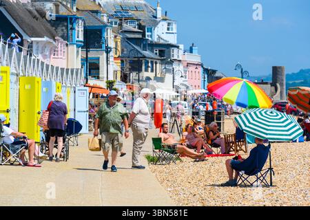 Lyme Regis, Dorset, Regno Unito. 30 giugno 2025. Meteo nel Regno Unito. I bagnanti affollarono la spiaggia affollata presso la località balneare di Lyme Regis per crogiolarsi al caldo sole nel giorno più caldo dell'anno finora. Le temperature sono destinate a salire bene a metà degli anni '30, mentre l'ondata di calore di giugno persiste. Crediti: Celia McMahon/Alamy Live News Foto Stock