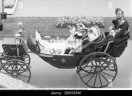 Matrimonio di Carl XVI Gustaf e Silvia Sommerlath. Carl XVI Gustaf, re di Svezia. Nato il 30 aprile 1946. Il matrimonio del 19 giugno 1976 a Stoccolma. La regina Silvia con il suo abito da sposa con il re Carlo XVI Gustaf che cavalca su una carrozza aperta attraverso Stoccolma. Foto Stock