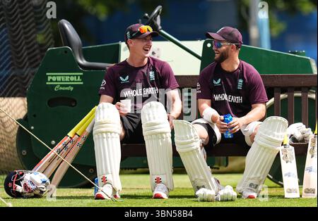 Harry Brook (a sinistra) e Ben Duckett durante una sessione di reti a Edgbaston, Birmingham. Data foto: Lunedì 30 giugno 2025. Foto Stock