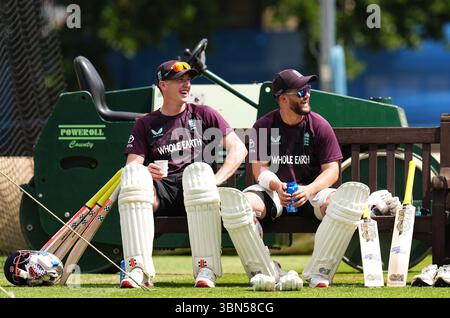 Harry Brook (a sinistra) e Ben Duckett durante una sessione di reti a Edgbaston, Birmingham. Data foto: Lunedì 30 giugno 2025. Foto Stock