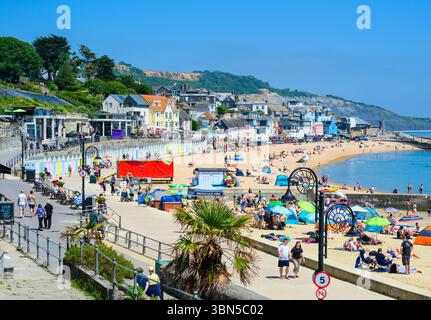 Lyme Regis, Dorset, Regno Unito. 30 giugno 2025. Meteo nel Regno Unito. I bagnanti affollarono la spiaggia affollata presso la località balneare di Lyme Regis per crogiolarsi al caldo sole nel giorno più caldo dell'anno finora. Le temperature sono destinate a salire bene a metà degli anni '30, mentre l'ondata di calore di giugno persiste. Crediti: Celia McMahon/Alamy Live News Foto Stock