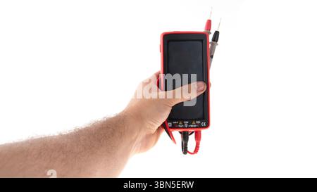 Tenere con la mano un multimetro su uno sfondo bianco Foto Stock