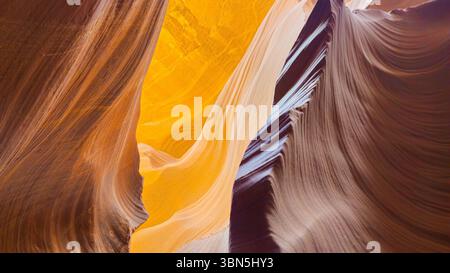 All'interno dell'Antelope Canyon: Pareti di arenaria fluenti illuminate da una luce naturale soffusa nell'iconico slot canyon dell'Arizona. Foto Stock