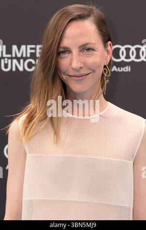 Katharina Schüttler bei der Festivaleröffnung mit der Premiere des Kinofilms The Ballad of Wallis Island auf dem 42. Filmfest München 2025 im Gasteig HP8. München, 28.06.2025 *** Katharina Schüttler all'apertura del festival con la prima del lungometraggio The Ballad of Wallis Island al Filmfest 42 München 2025 al Gasteig HP8 Monaco di Baviera, 28 06 2025 foto:Xn.xKolinzx/xFuturexImagex ffm Opening 5672 Foto Stock