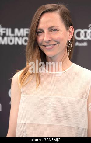 Katharina Schüttler bei der Festivaleröffnung mit der Premiere des Kinofilms The Ballad of Wallis Island auf dem 42. Filmfest München 2025 im Gasteig HP8. München, 28.06.2025 *** Katharina Schüttler all'apertura del festival con la prima del lungometraggio The Ballad of Wallis Island al Filmfest 42 München 2025 al Gasteig HP8 Monaco di Baviera, 28 06 2025 foto:Xn.xKolinzx/xFuturexImagex ffm Opening 5673 Foto Stock