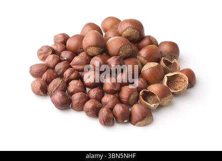 Mucchio di nocciole intere e sgusciate isolate su bianco Foto Stock