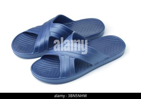 Paio di sandali slide in EVA blu isolati su bianco Foto Stock