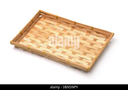 Vassoio di imballaggio rettangolare in tessuto di bambù vuoto isolato su bianco Foto Stock