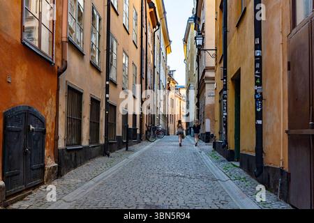 Due giovani donne che camminano lungo un affascinante vicolo a Gamla Stan Foto Stock