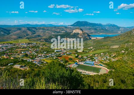 Vista aerea di case sparse e oliveti nella campagna di Cuevas de San Marcos, Spagna, con la città di Rute visibile in lontananza e. Foto Stock