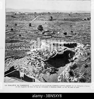 Foto della prima Guerra Mondiale da l'Illustration, 1916, che mostra la posizione difensiva tedesca "B" a Garoua, Camerun settentrionale. L'immagine cattura un castello in rovina circondato da pozzi di lupi (buchi difensivi) durante la campagna alleata nel Kamerun tedesco. Sono visibili rifugi autoctoni distanti. Questo segna un teatro coloniale della prima guerra mondiale in Africa. Foto Stock