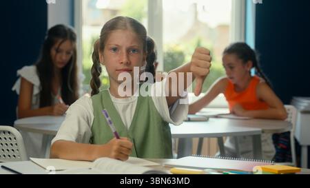 Teenager caucasica triste ragazza scontenta ragazzino sfacciato scolara allieva insoddisfatto guardando la lezione di educazione fotografica problema di studio Foto Stock