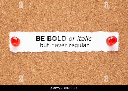 Citazione motivazionale: Grassetto o corsivo, ma mai regolare scritta su un pezzo di carta. Concetto sull'importanza di essere diversi e distinguersi f Foto Stock