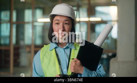 Donna d'affari asiatica ispettore donna industriale fabbrica sorridente cinese coreano giapponese ragazza ingegnere esperto professionista ritrattista architetto costruttore Foto Stock