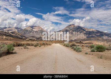 La strada Buttermilk che va verso ovest nelle montagne della Sierra Nevada. Foto Stock