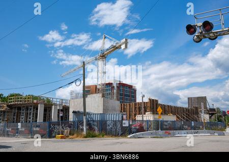 Costruzione della nuova concessionaria Tesla lungo Prior Street lungo i binari ferroviari di Strathcona, East Vancouver, BC. Foto Stock