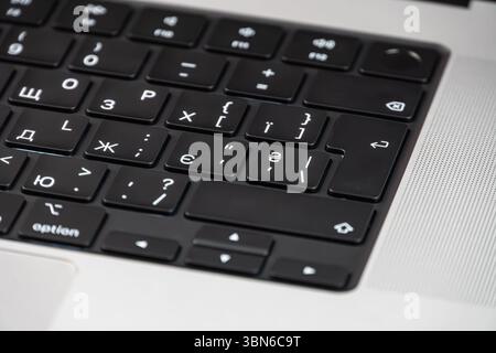 Immagine ravvicinata di una tastiera nitida e ad alta risoluzione per laptop con lettere, simboli e numeri inglesi adatti per la tecnologia, la comunicazione e i prodotti Foto Stock