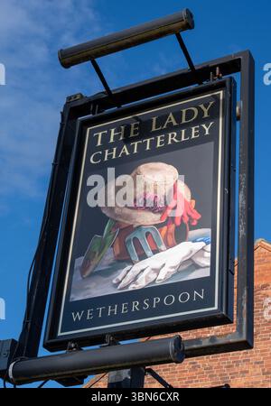 Insegna tradizionale da pub appesa al Lady Chatterley - Wetherspoon Public House - Nottingham Road, Eastwood, Nottinghamshire, Inghilterra, Regno Unito Foto Stock