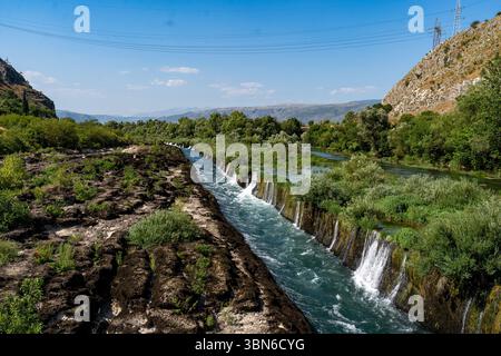 Piccole cascate lungo il fiume Buna in estate, Blagaj Foto Stock