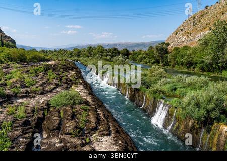 Piccole cascate lungo il fiume Buna in estate, Blagaj Foto Stock