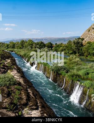 Piccole cascate lungo il fiume Buna in estate, Blagaj Foto Stock