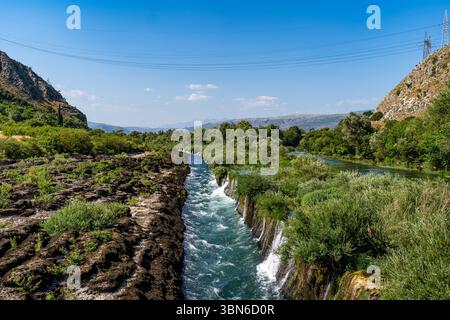 Piccole cascate lungo il fiume Buna in estate, Blagaj Foto Stock