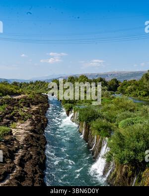 Piccole cascate lungo il fiume Buna in estate, Blagaj Foto Stock