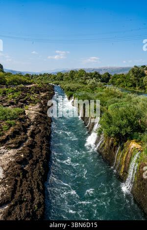 Piccole cascate lungo il fiume Buna in estate, Blagaj Foto Stock