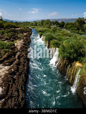 Piccole cascate lungo il fiume Buna in estate, Blagaj Foto Stock