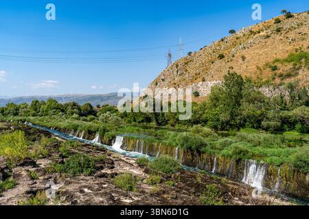 Piccole cascate lungo il fiume Buna in estate, Blagaj Foto Stock