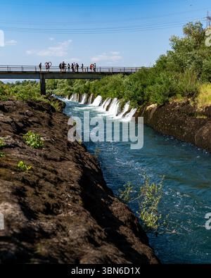 Piccole cascate lungo il fiume Buna in estate, Blagaj Foto Stock