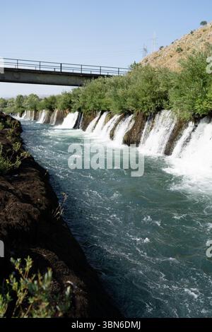 Piccole cascate lungo il fiume Buna in estate, Blagaj Foto Stock