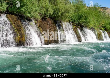 Piccole cascate lungo il fiume Buna in estate, Blagaj Foto Stock