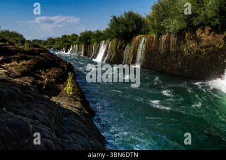 Piccole cascate lungo il fiume Buna in estate, Blagaj Foto Stock