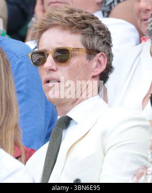 Londra, Regno Unito. 30 giugno 2025. L'attore Eddie Redmayne guarda il tennis nella Royal Box il primo giorno dei campionati di Wimbledon 2025 a Londra lunedì 30 giugno 2025. Foto di Hugo Philpott/UPI credito: UPI/Alamy Live News Foto Stock