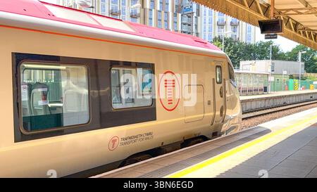 Cardiff, Galles, Regno Unito - 18 giugno 2025: Treno pendolare classe 756 presso la stazione centrale di Cardiff. L'operatore ferroviario è Transport for Wales. Foto Stock