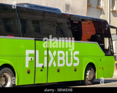Cardiff, Galles, Regno Unito - 18 giugno 2025: Vista laterale di un autobus espresso gestito dalla compagnia di pullman budget Flixbus ferma nel centro di Cardiff Foto Stock